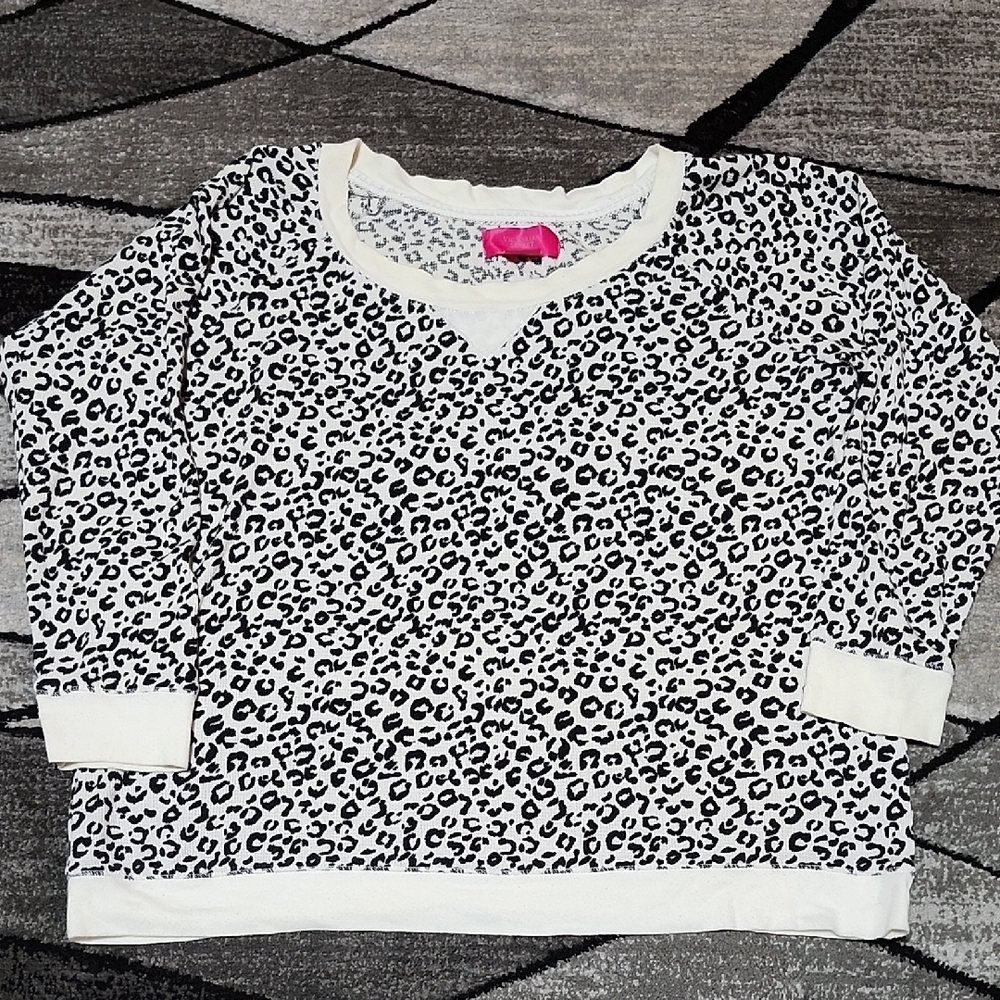 VINTAGE VICTORIA SECRET 2012 SNOW LEOPARD PRINT THERMAL LONG-SLEEVE CREWNECK TOP